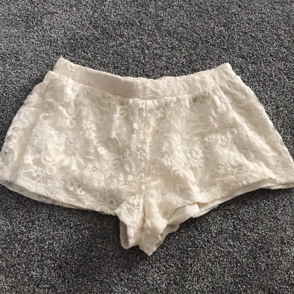 Cream/Off White Floral Lace Shorts - Picture 1 of 2
